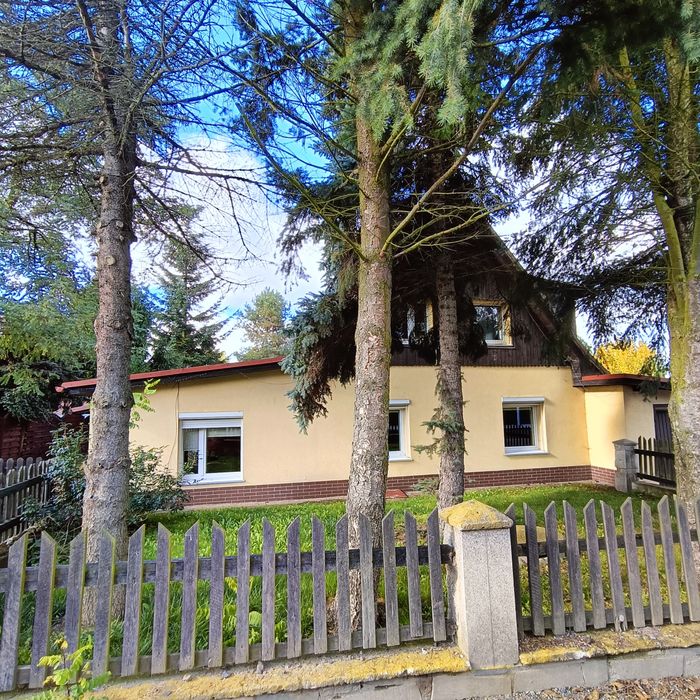 Dom na ładnej działce dla jednej lub dwóch rodzin