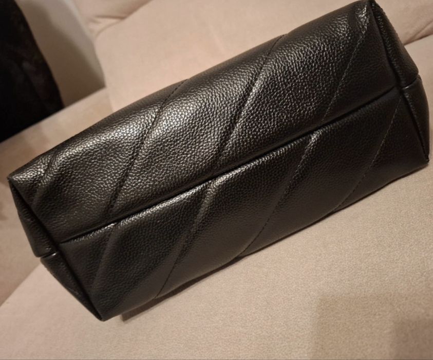 Czarna torebka z klamra jakółek