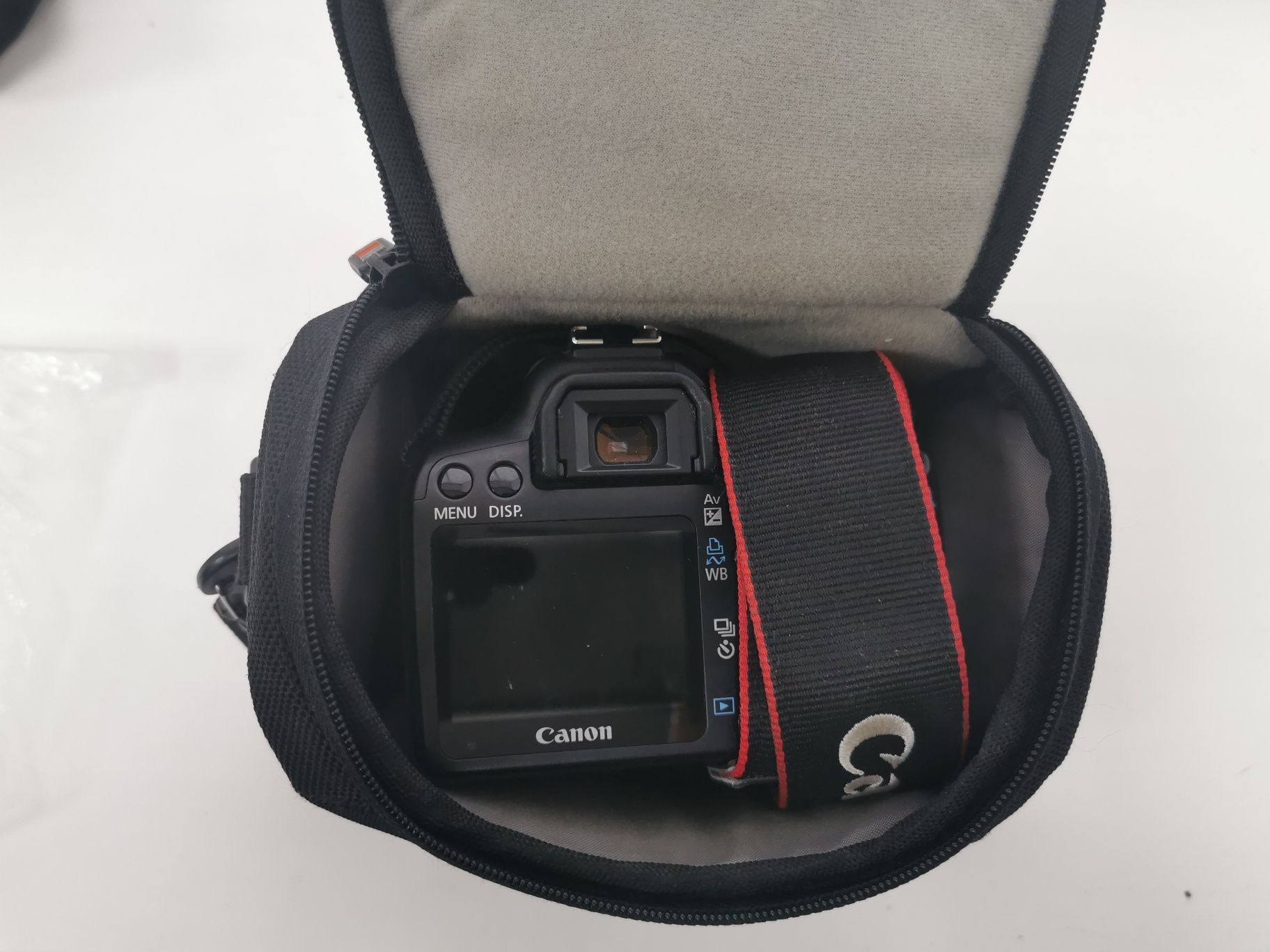 Фотоаппарат Canon EOS 1000D з об'єктивом Canon Zoom Lens EF-S 18-55mm