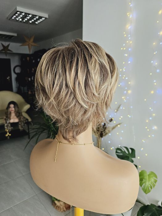 Krótka peruka ciemny blond jasny brąz + refleksy KBS-21 naturalna fryz