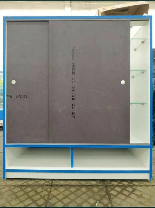 Витрины стеклянные 110х110см.