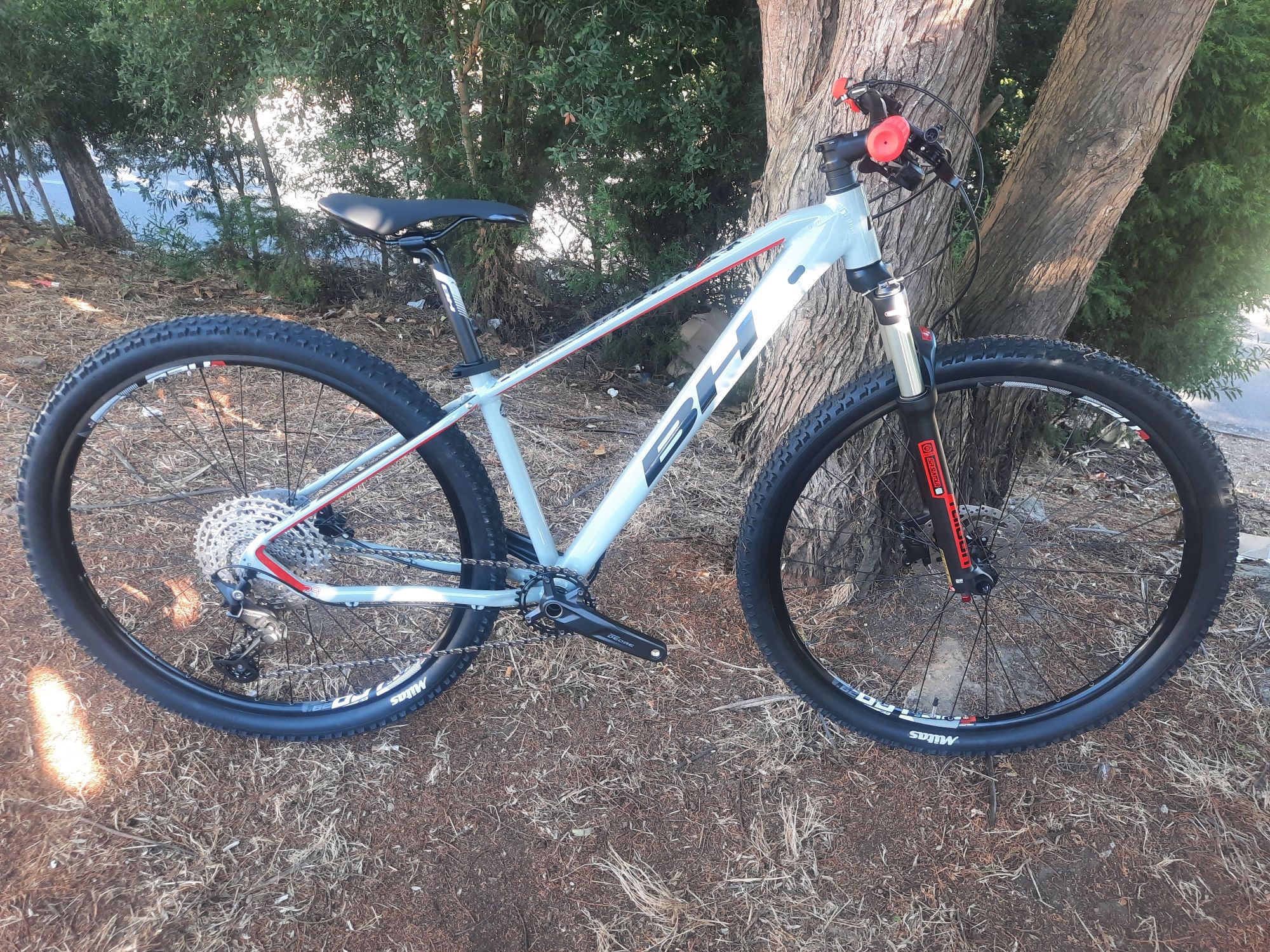 Btt 29 com suspensao a ar 11x1v nova