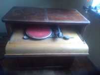 Stary gramofon  w komodzie