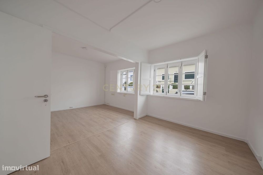 Apartamento Rés do Chão Renovado no Centro Histórico de  Angra do Hero