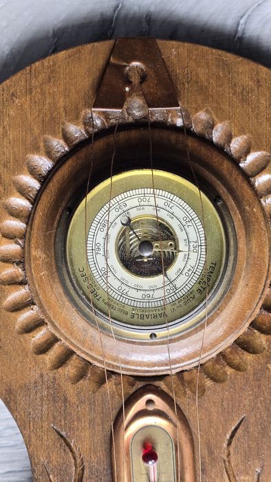 Stary barometr z termometrem