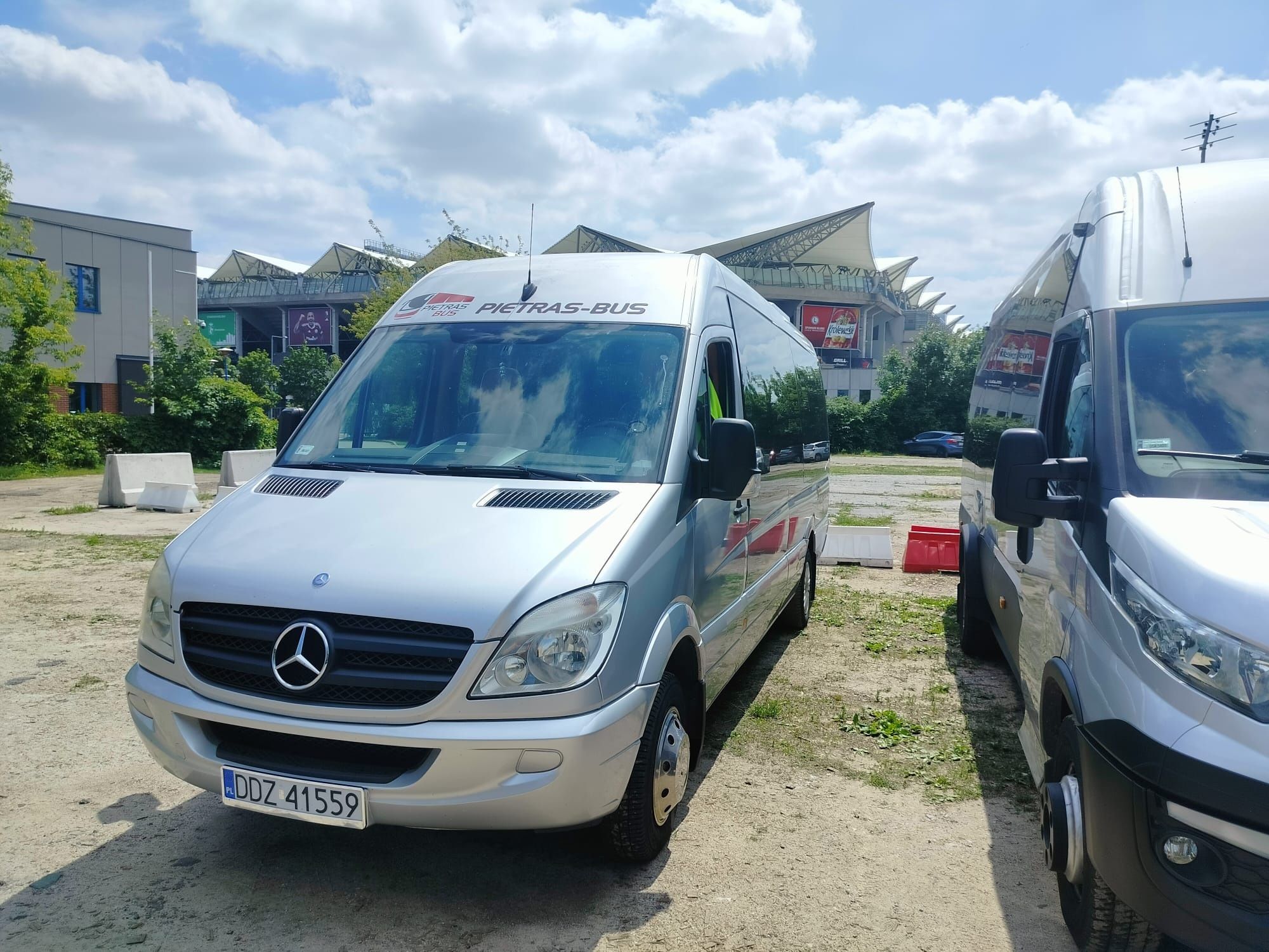 Przewóz osób wynajem autokarów turystycznych oraz busów.