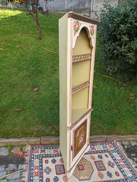 Móvel de canto em madeira com pintura artesanal,
Medidas:168/57/34cm
E