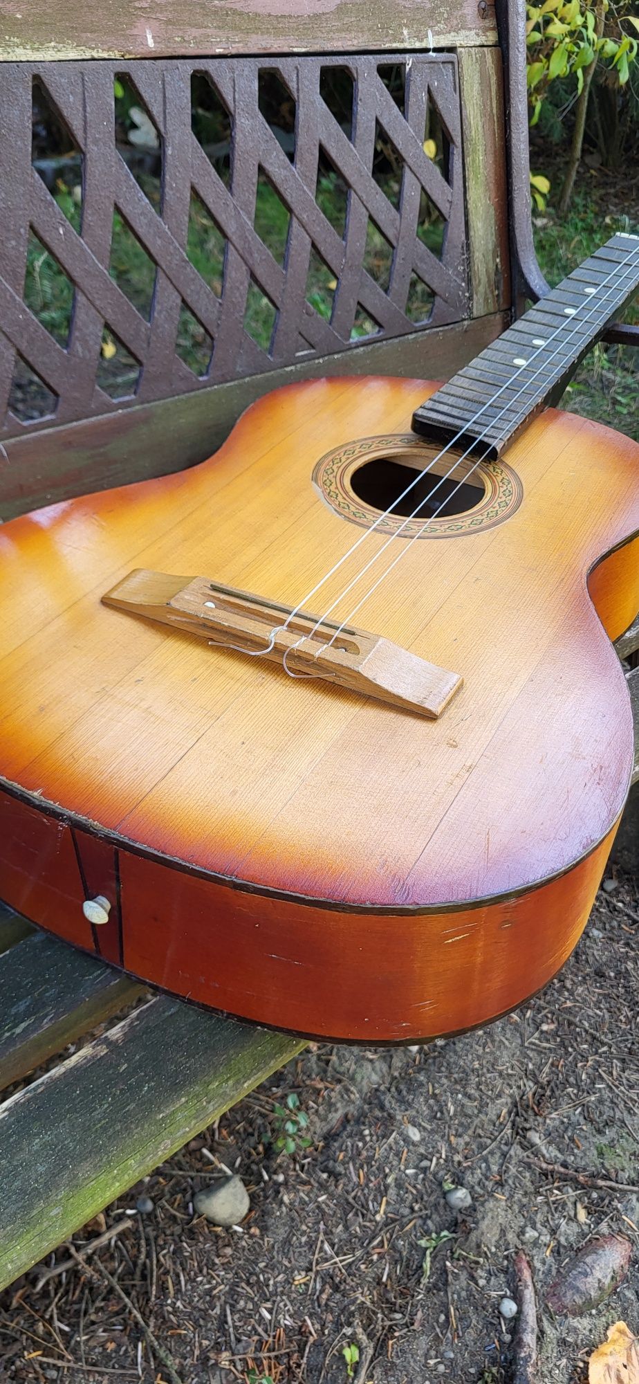 Stara gitara klasyczna