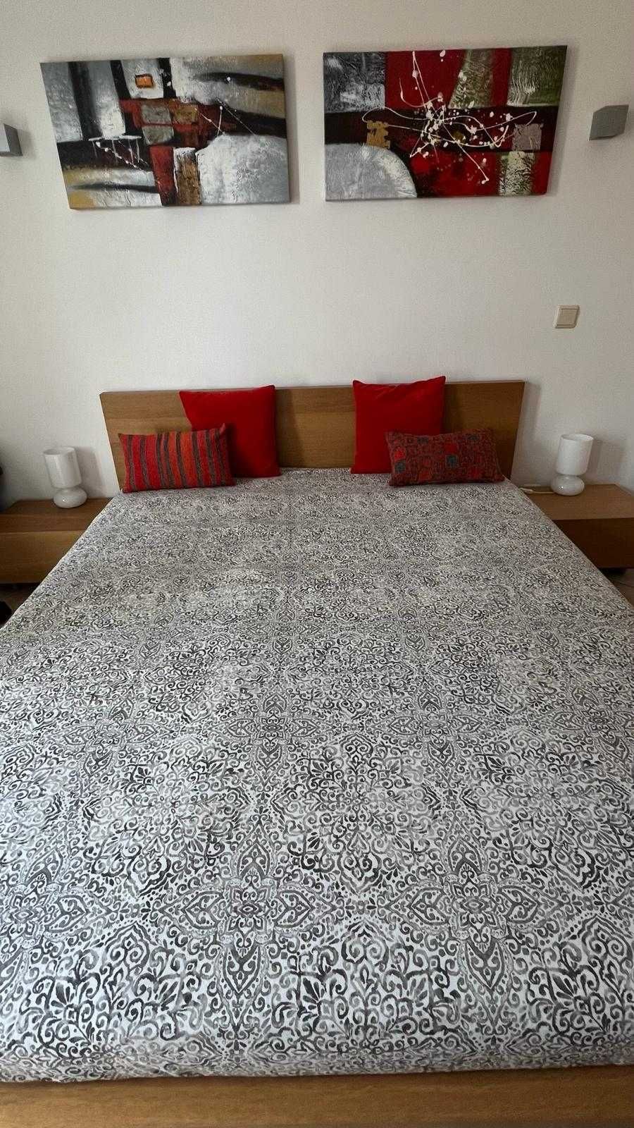 Cama completa com colchão (sem mesas cabaceiras), pouco uso com novo.