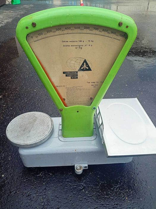 Zabytkowa waga sklepowa z czasów PRL