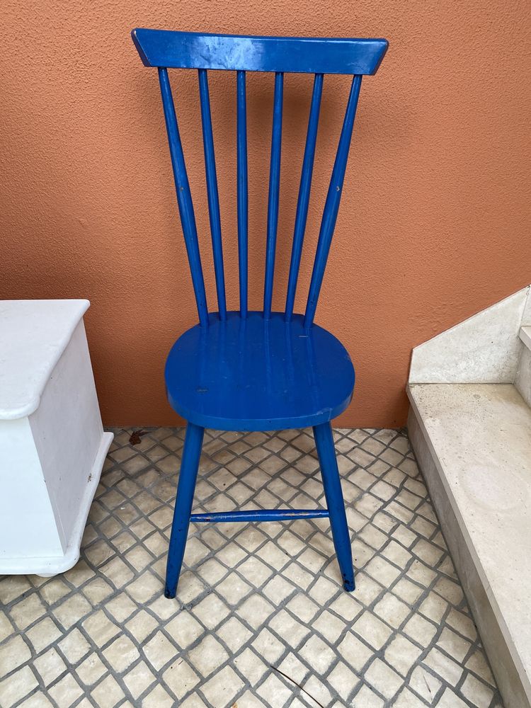 Mesa de madeira azul com 4 cadeiras.