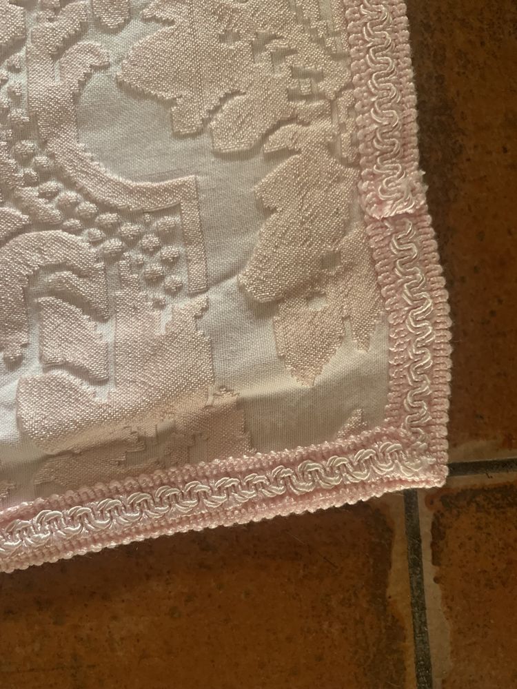 Duas Colchas uma antiga rosa claro e outra verde