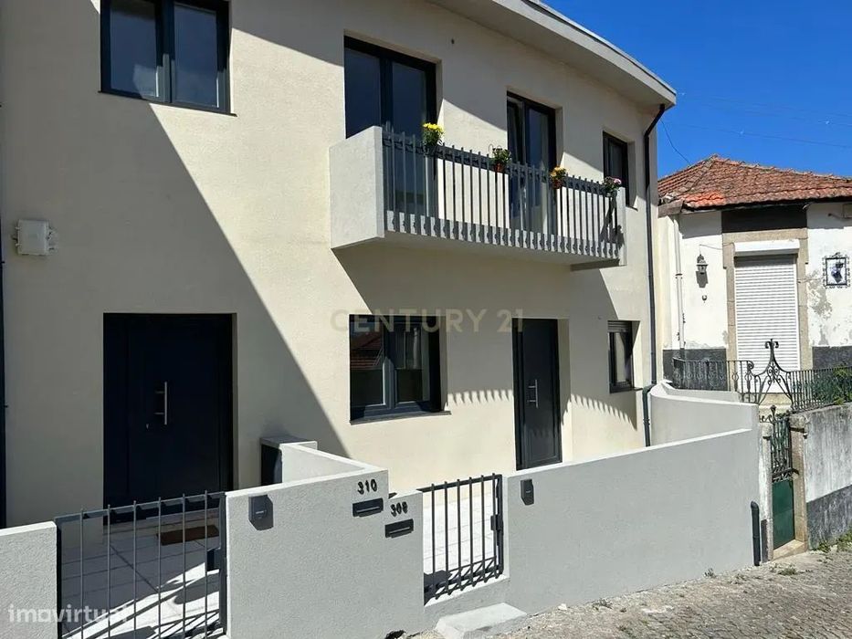 A Estrear | 2 Apartamentos T3 | Logradouro | Totalmente Remodelados