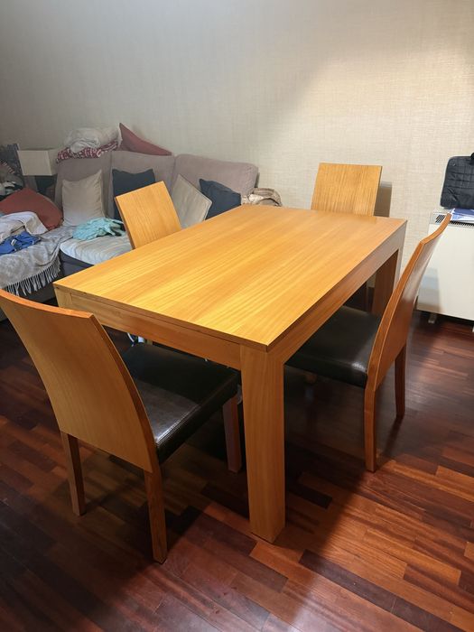 Mesa extensivel com 6 cadeiras + mesa de centro