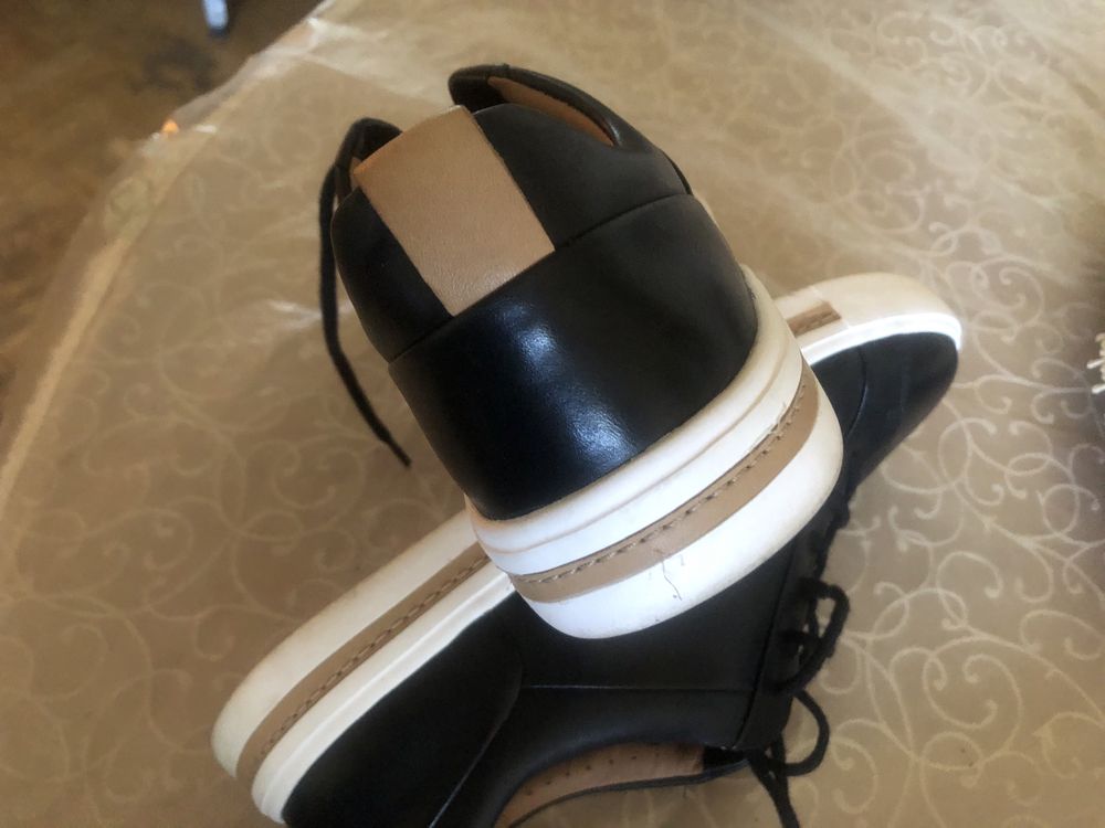 ПРОДАМ кожаные туфли на белой  подошве с бежевой полосой  39р-р