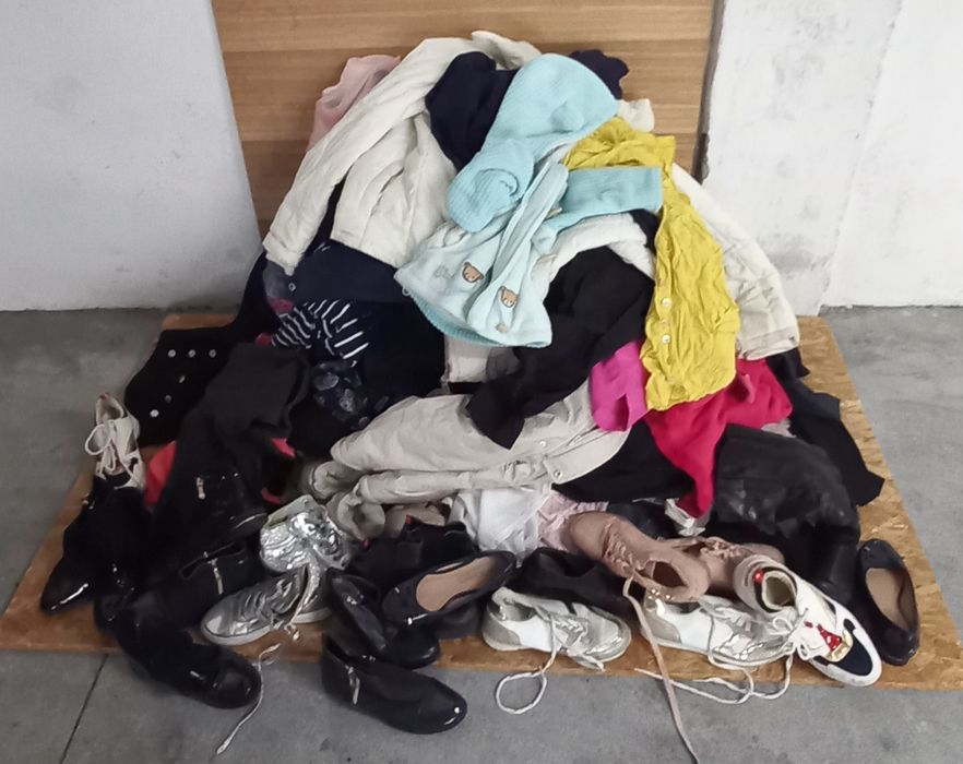 lote de 102 peças de roupa