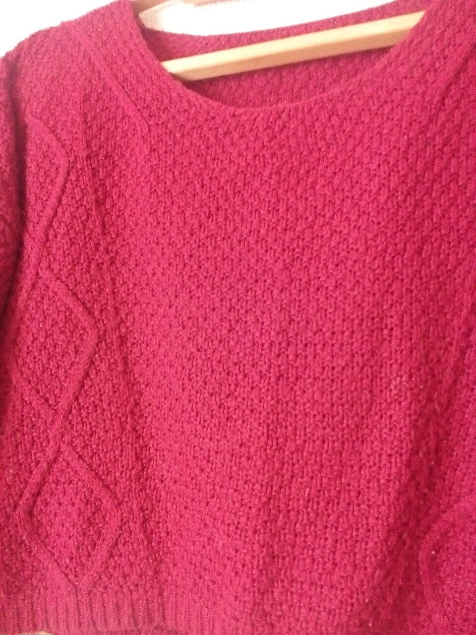 Укороченный вязаный свитер бурякового цвета р.М