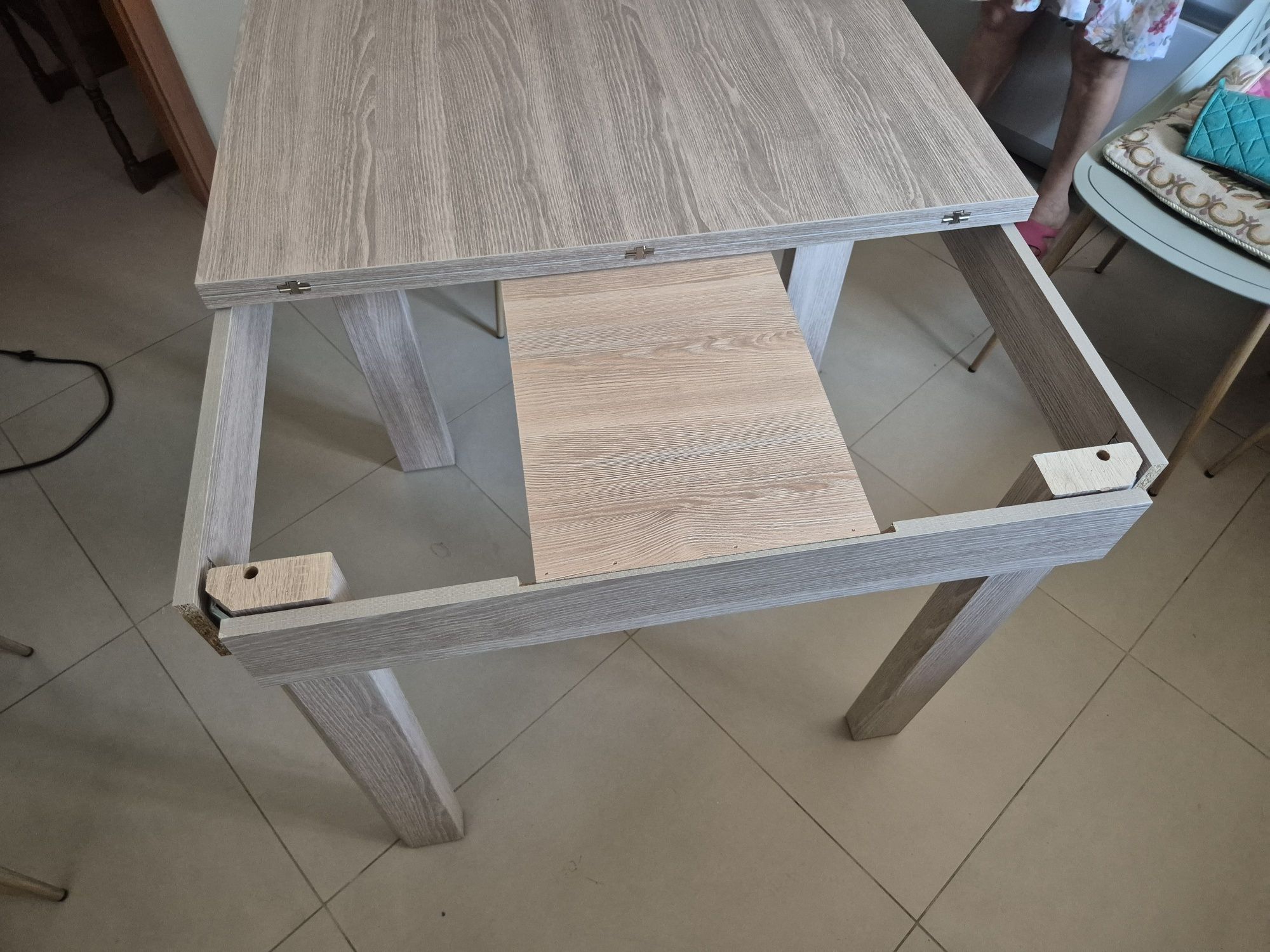 Conjunto de mesa e cadeiras