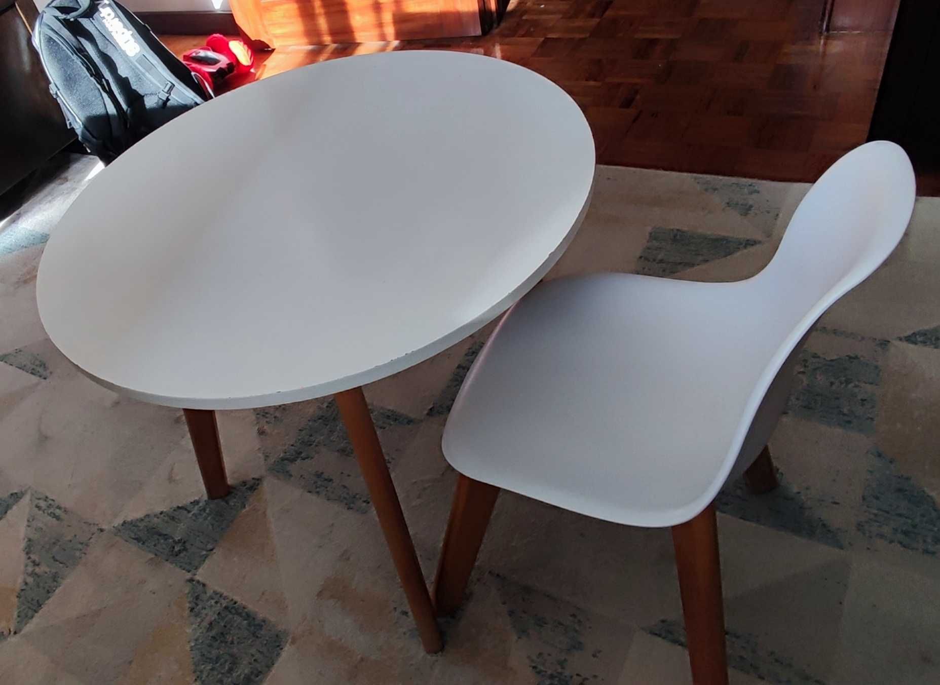 Mesa e cadeira de criança