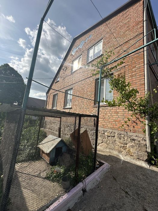 Здається 2-х поверховый Будинок