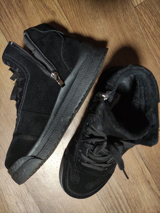 Жіночі зимові кросівки 39 черевики