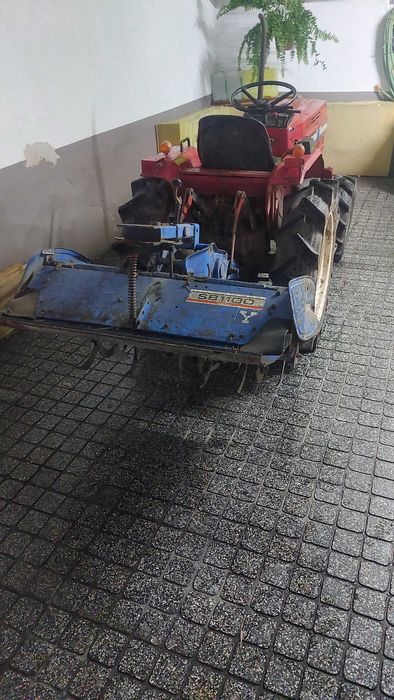 Trator pequeno sem matrícula