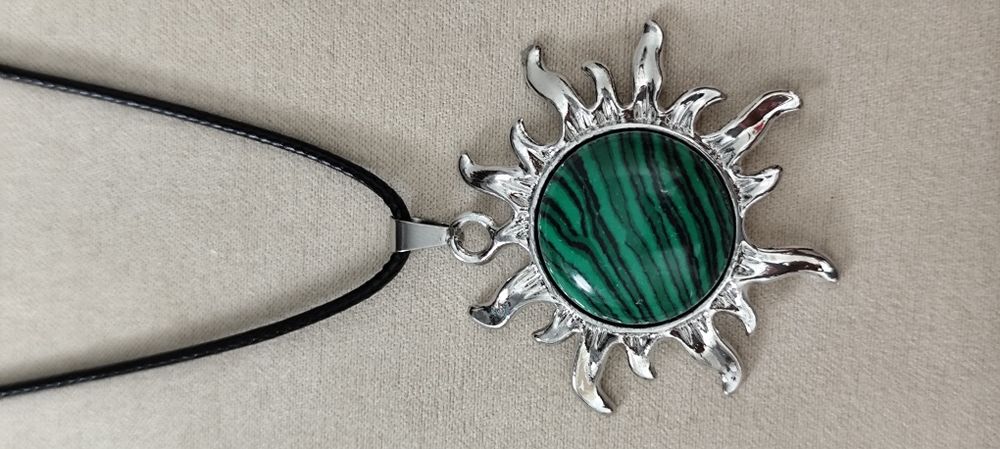 Colar com sol e pedra no centro