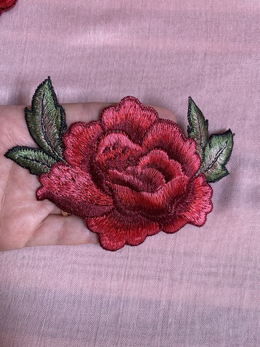 Aplique / Emblema bordado Rosa Vermelha