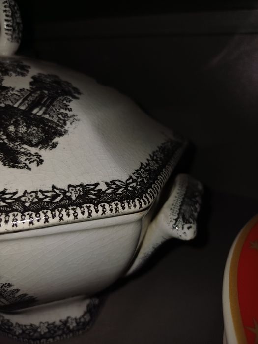 Terrina antiga com tampa