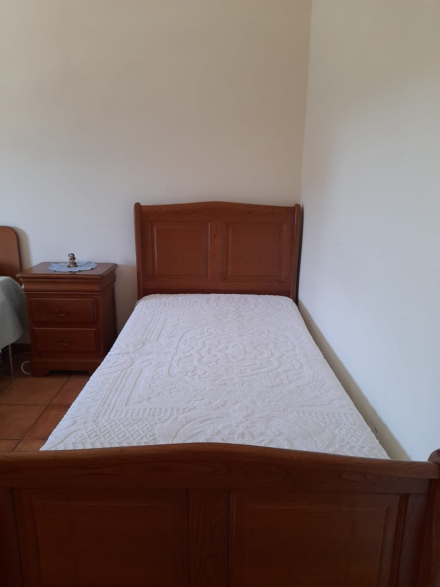 Conjunto de 2 camas de solteiro + mesa cabeceira