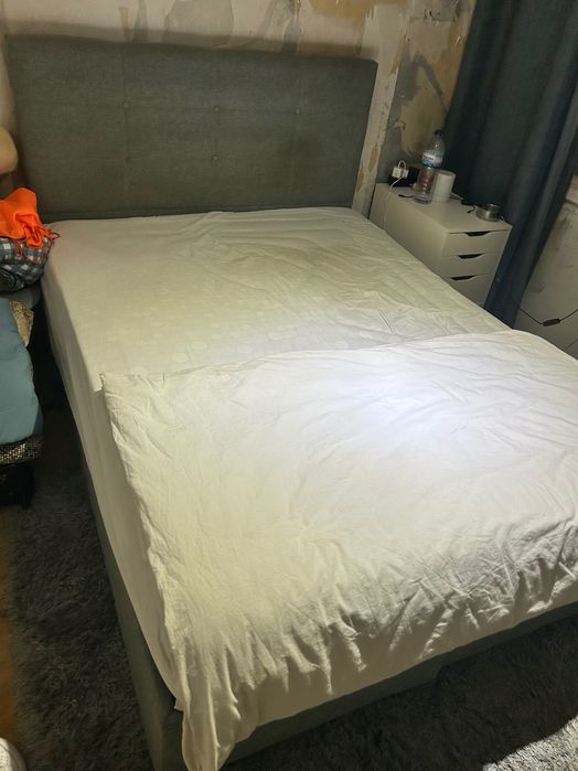 Cama sommier de casal com arrumação. Com colchão.