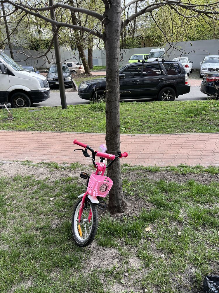 Дитячій велосипед для дівчинки з шоломом.