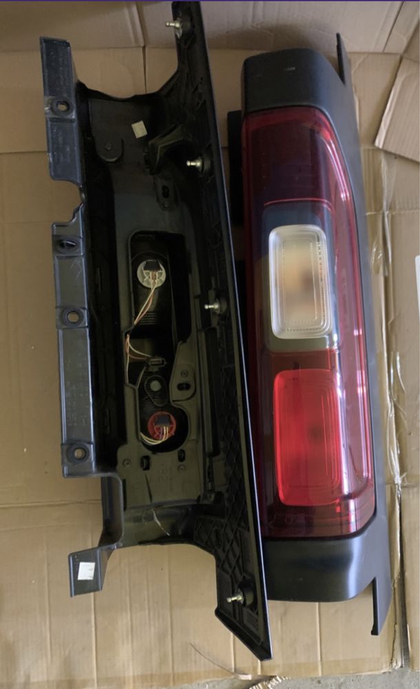 Renault Trafic III Tylne Lampy Lampa Oryginał kompletne idelane