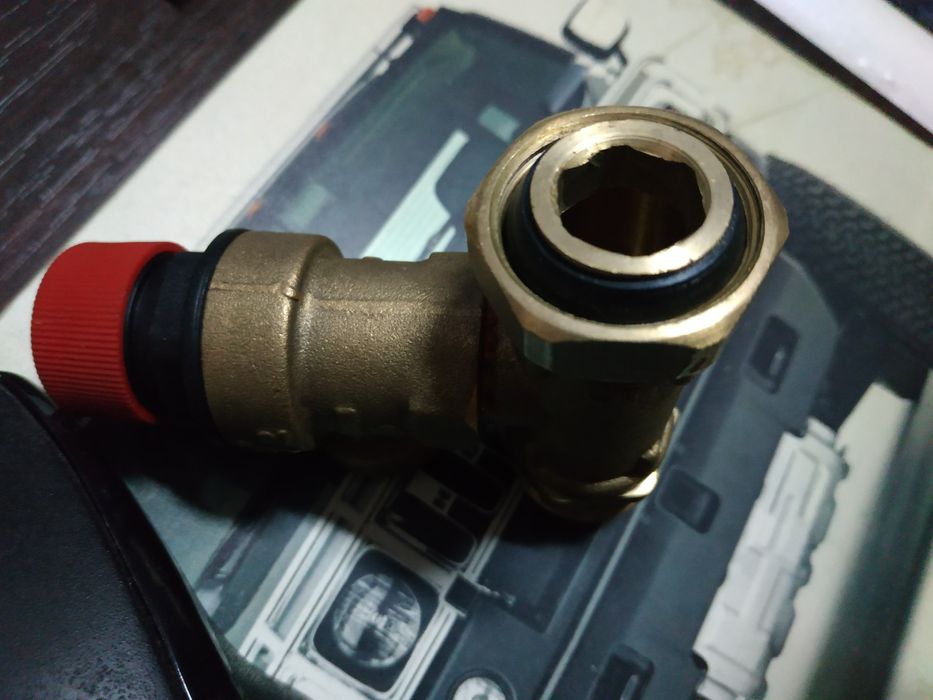 Предохранительный клапан на 3 атмосферы 1/2" Ниппель 50х25 2"Н х 1"Н