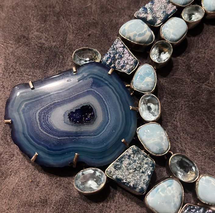 Продам колье серебро м натуральными камнями