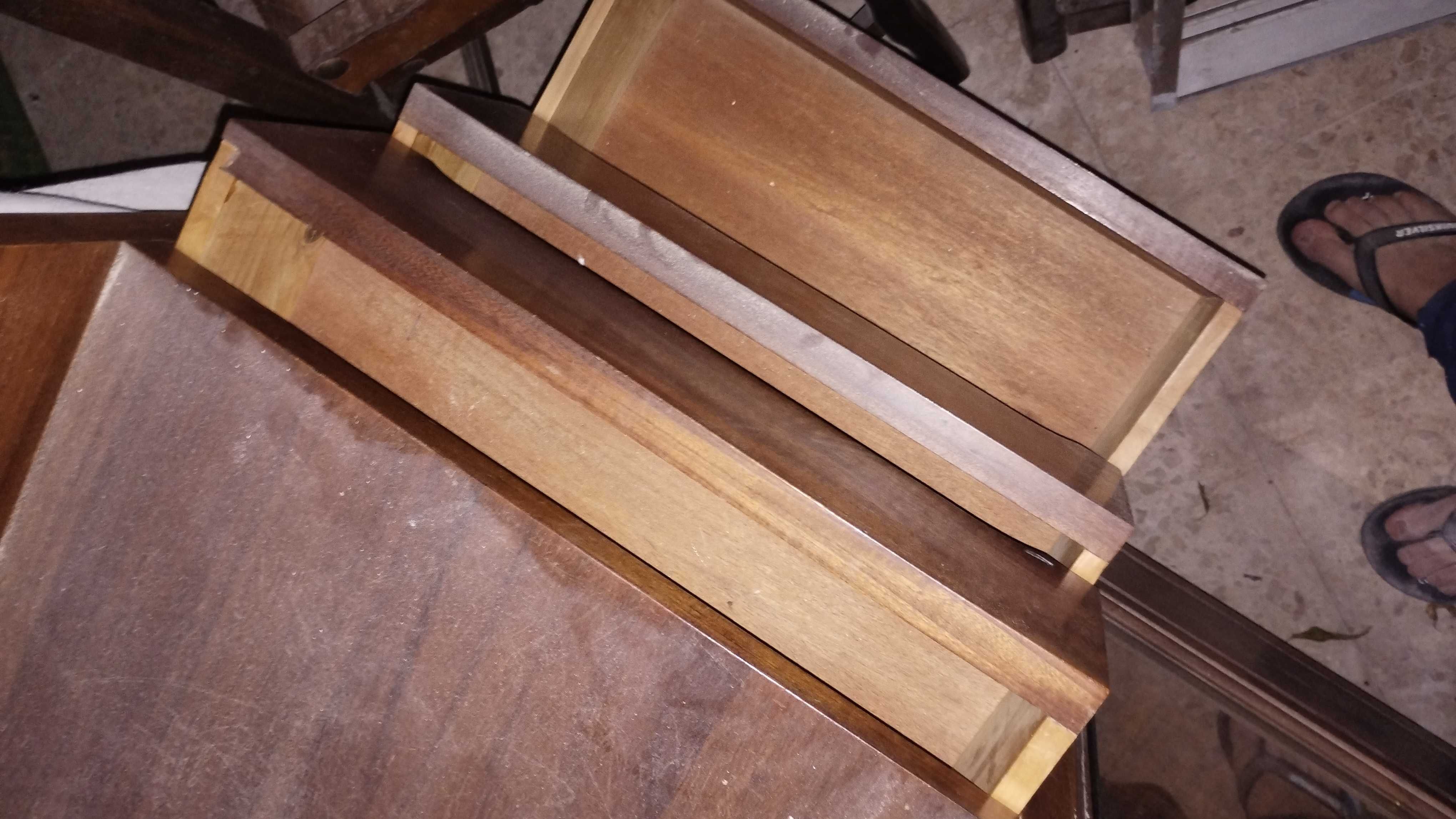 Vitrine de madeira com portas de vidro