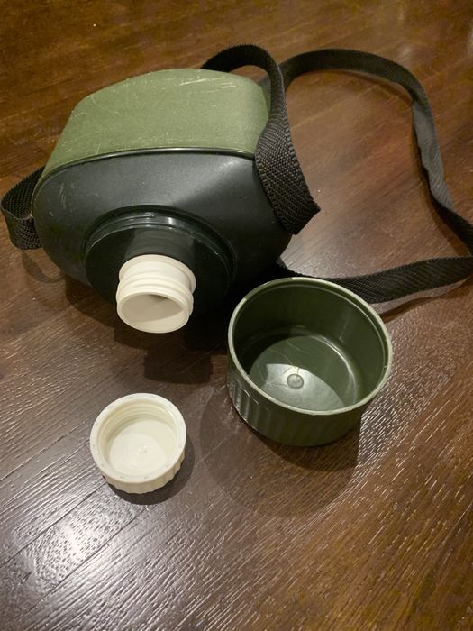 Stara butelka, termos, manierka