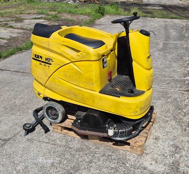 Szorowarka myjka elektryczna do podłóg powierzchni Karcher Br 140 R