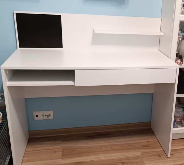 Sprzedam białe biurko Magnet