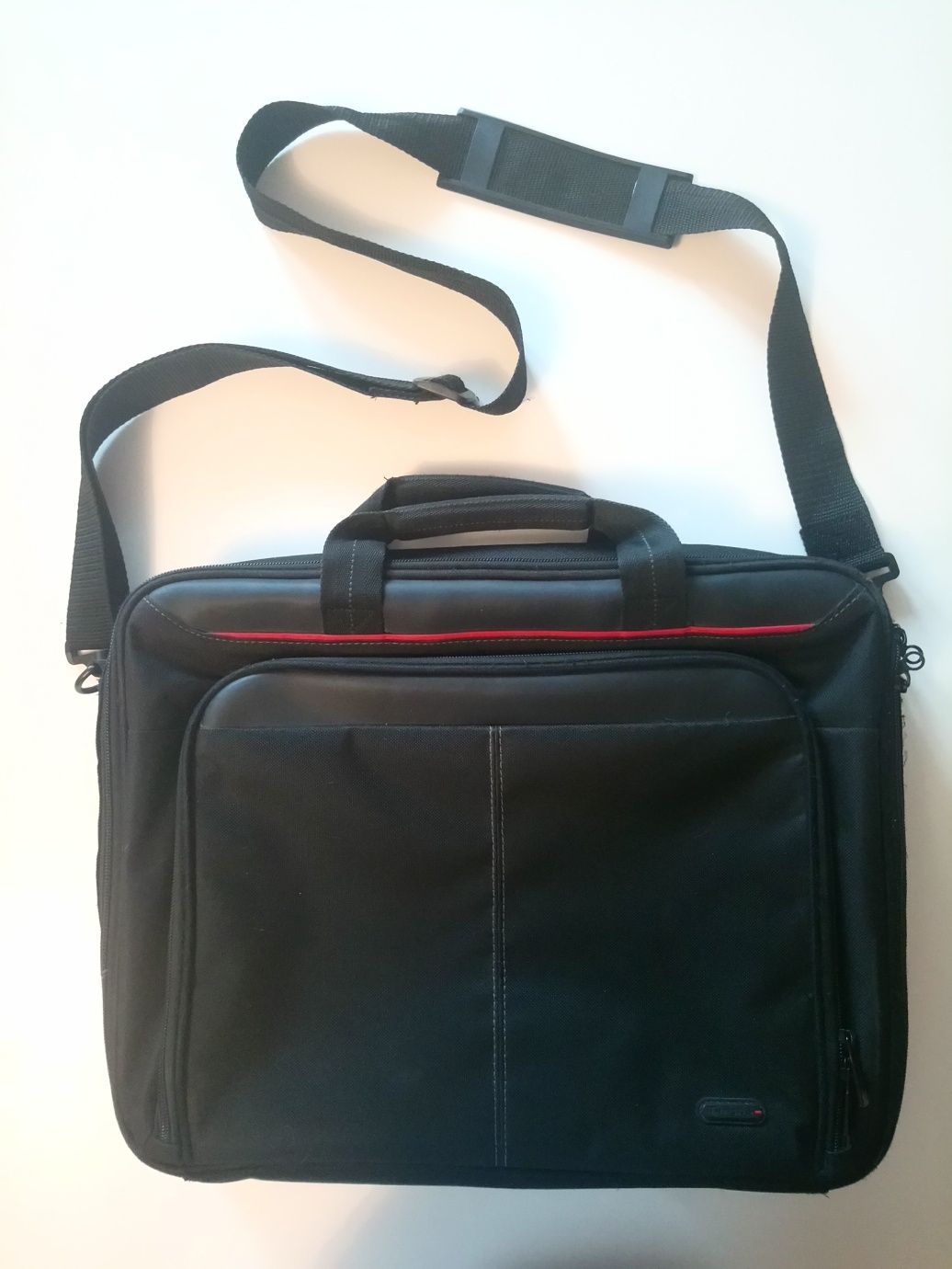 Solidna torba na laptopa Targus, 41x32 cm, boczna kieszeń, pasek