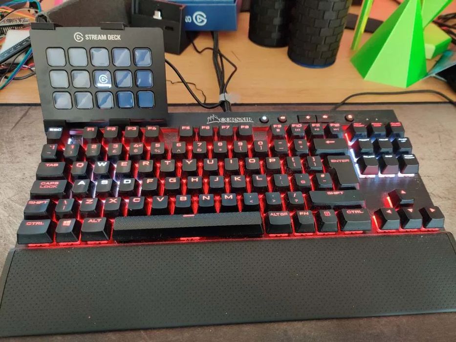 Suporte Customizado para StreamDeck (15 Botões) no Corsair K65 Lux RGB