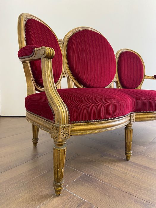 Sofá de encosto medalhão