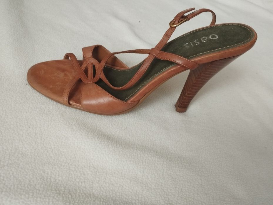 Босоніжки жіночі шкіряні фірми Oasis,нові,світло -коричневий колір