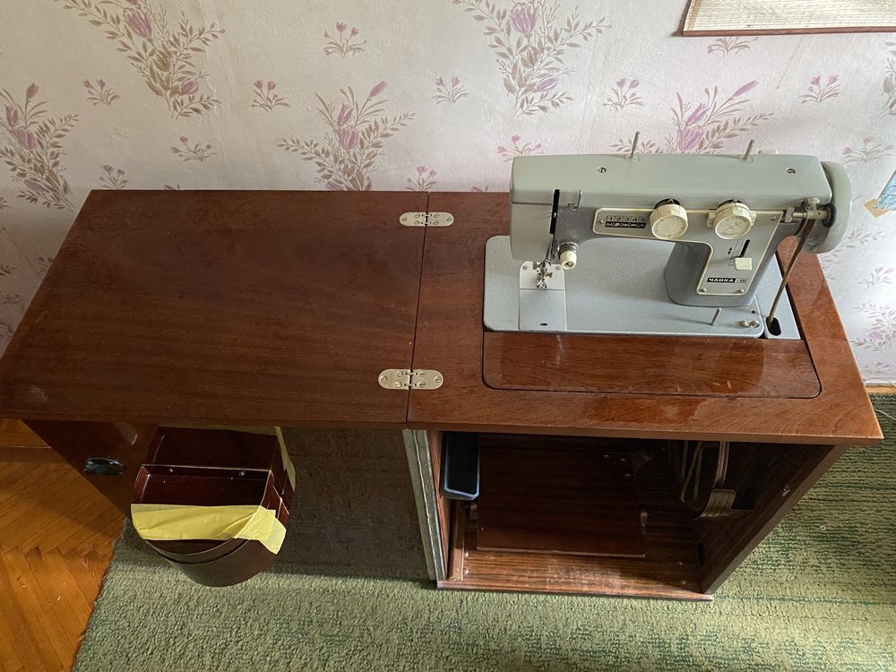 Швейная машинка Чайка 3 с ножным приводом и столом шкафом