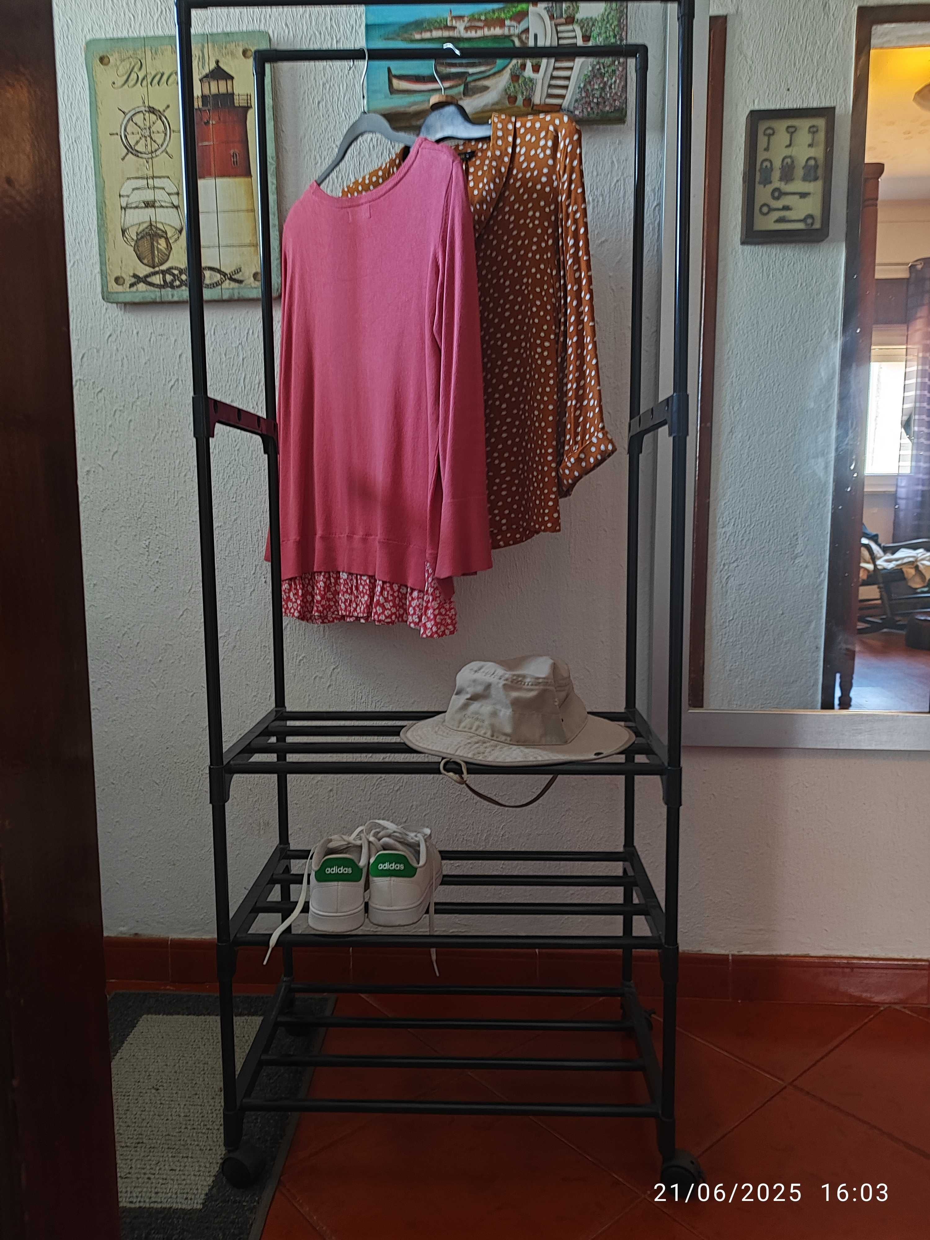Cabide para roupas, sapatos e outras necessidades.