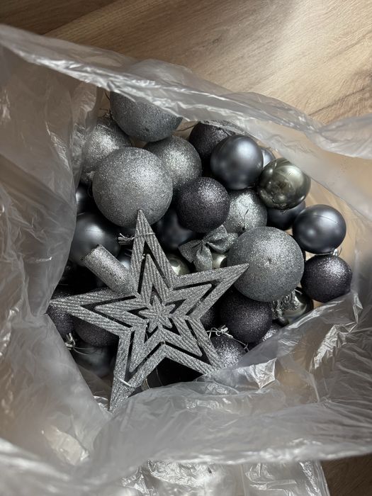 Bolas de natal brancas e cinzentas