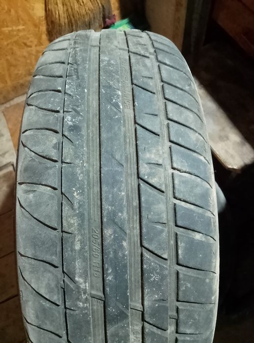 Продаю два колеса шини 205,60,16