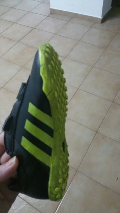 Chuteiras Adidas n.30 e caneleiras