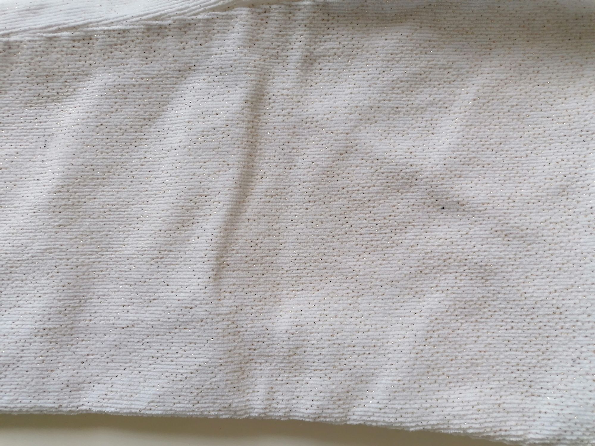 Spodnie dla dziewczynki 4-5 lat biale ze zlotymi kropeczkami