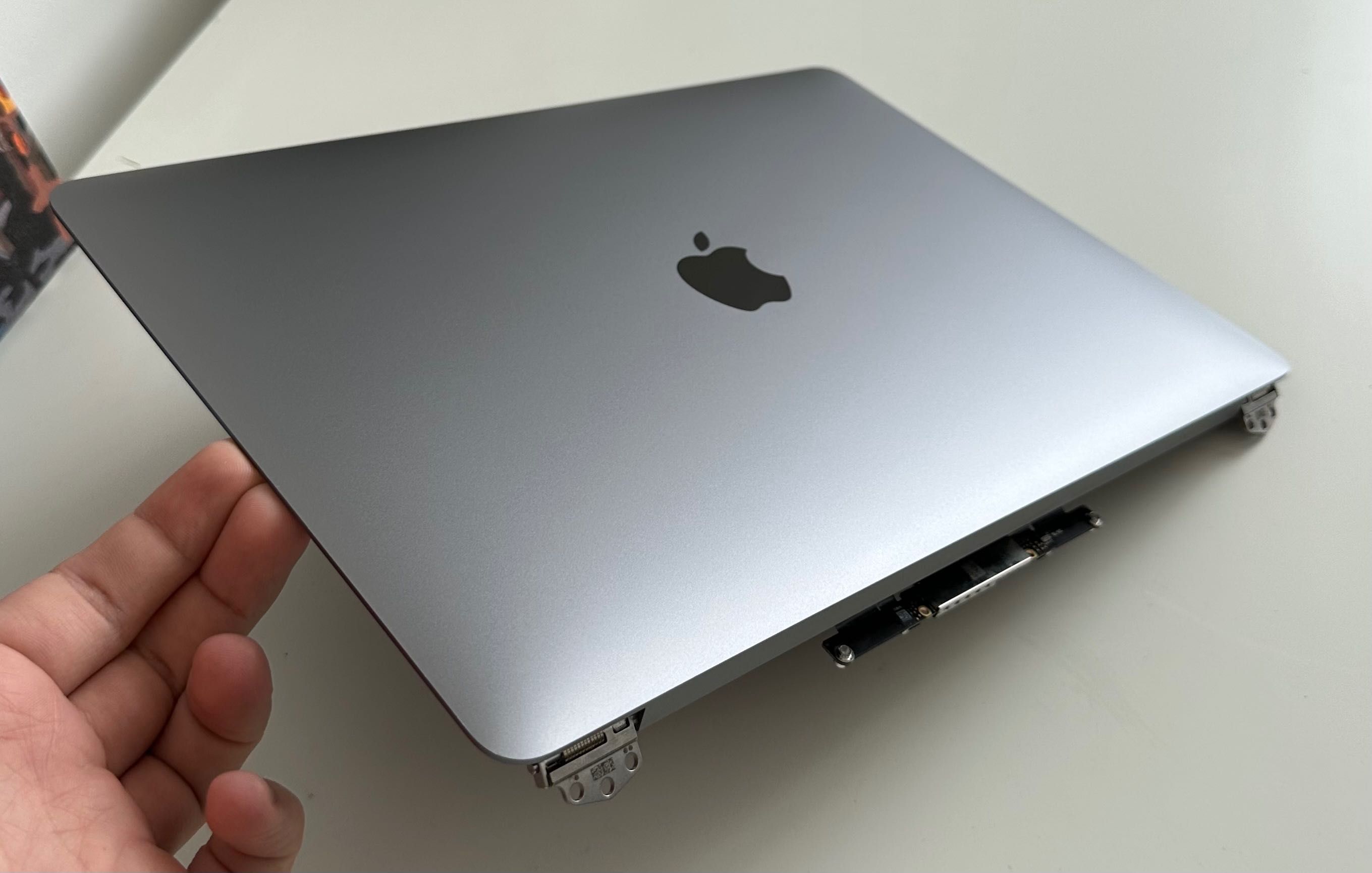 Skrzydło MacBook Air M1 A2337 Space Gray Grey uszkodzona matryca